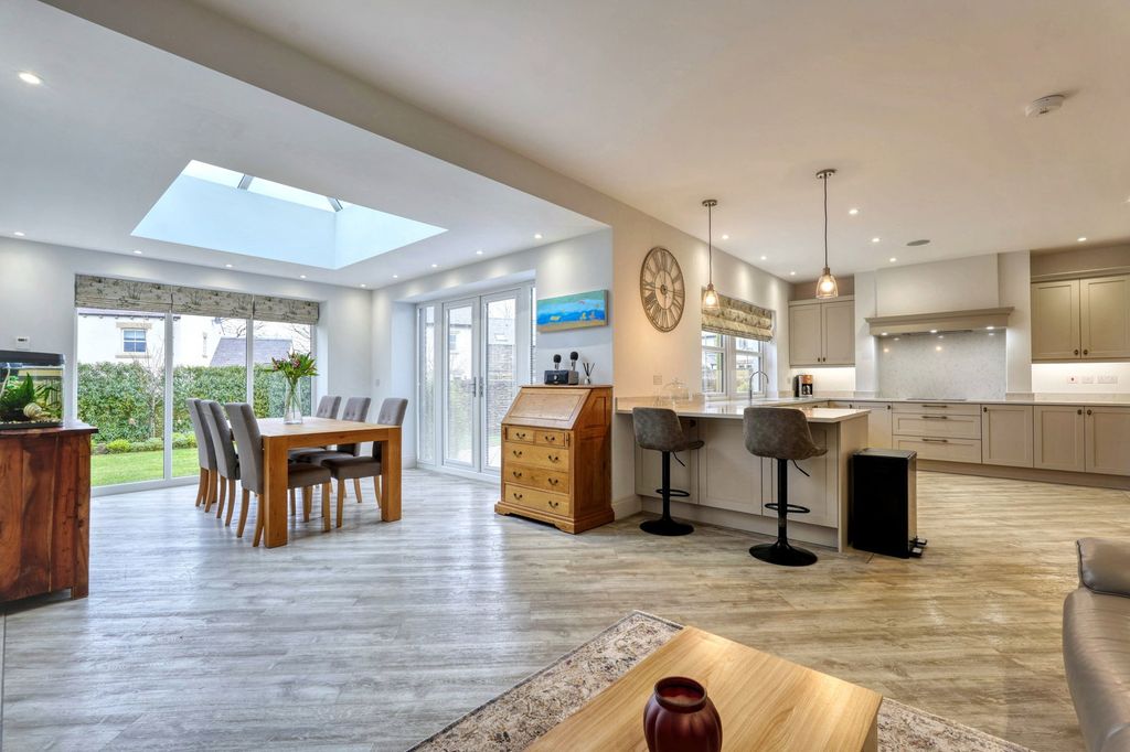 Property photo 2 of 34