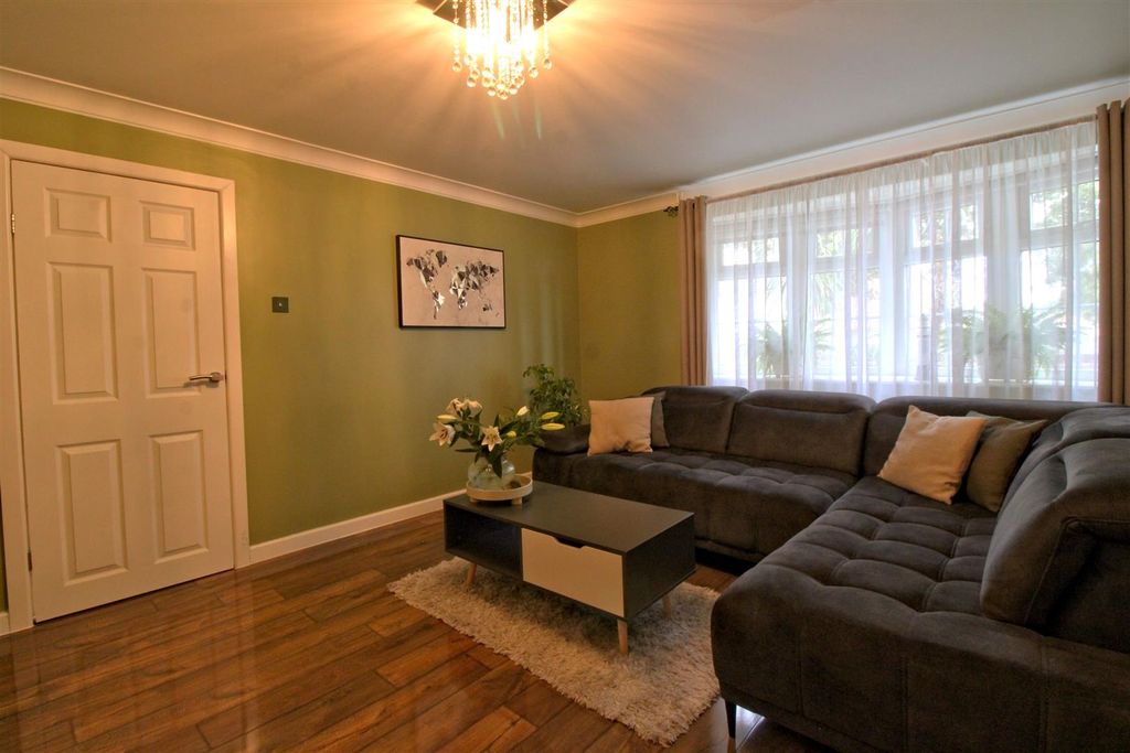 Property photo 3 of 34 Lounge