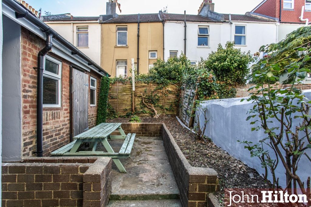 Property photo 2 of 12 .Caledonian Road-7.Jpg