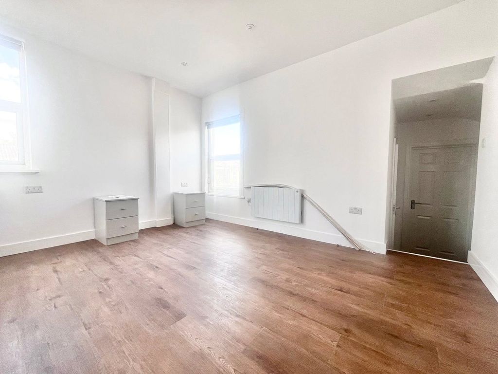 Property photo 2 of 5 Studio