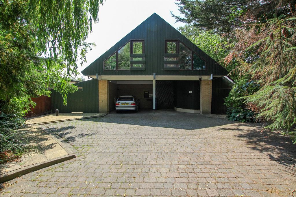 Property photo 1 of 36 Front Aspect.