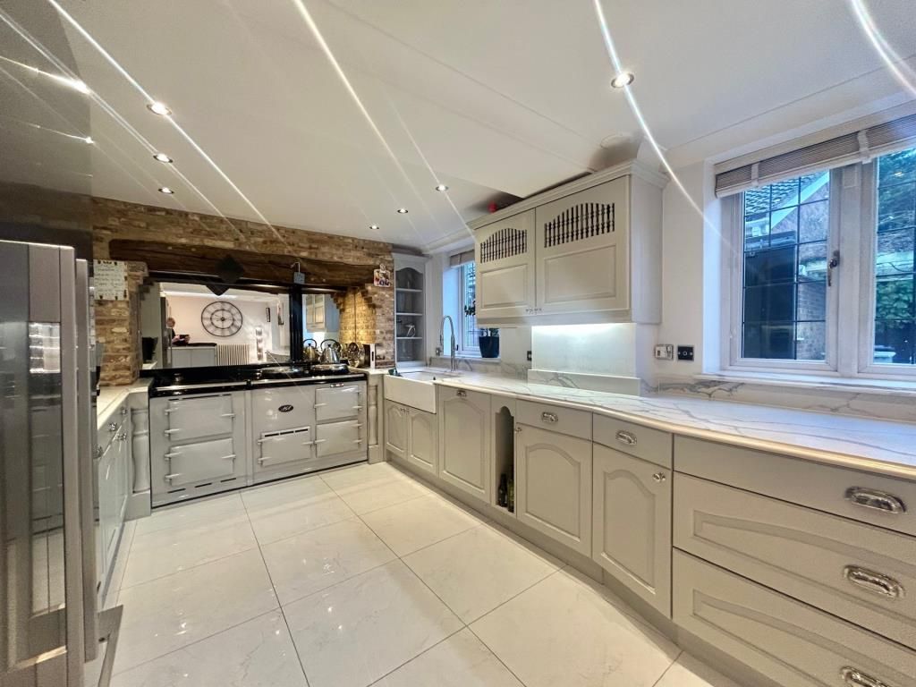 Property photo 2 of 11 Kitchen