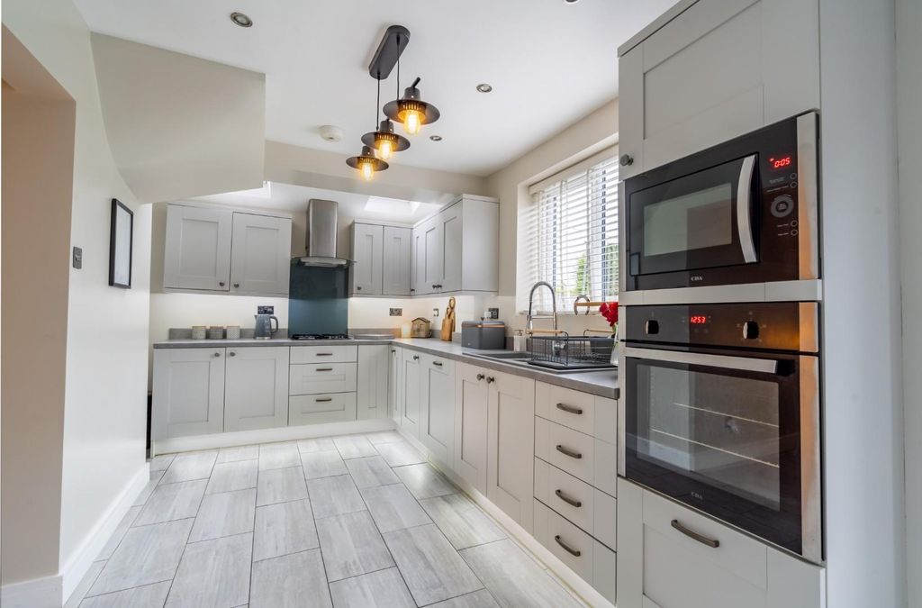 Property photo 2 of 21 Bramham Ave-13.Jpg