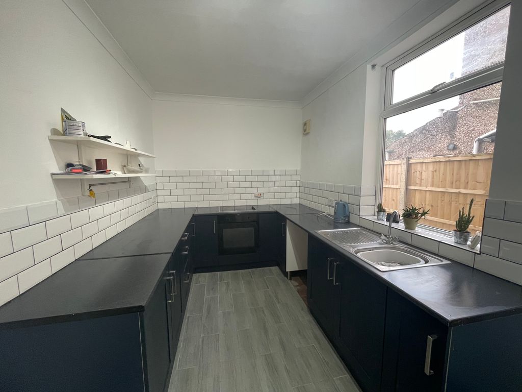 Property photo 3 of 6 Kitchen