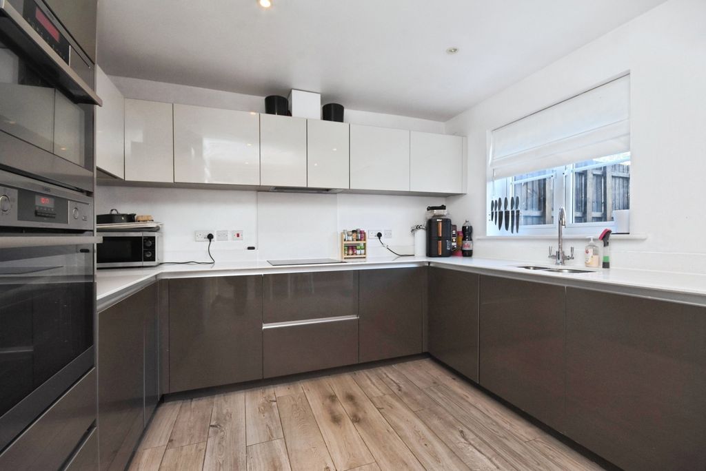 Property photo 2 of 19 Kitchen