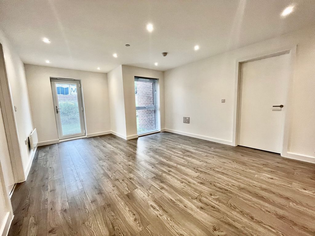 Property photo 3 of 12 Photo 01