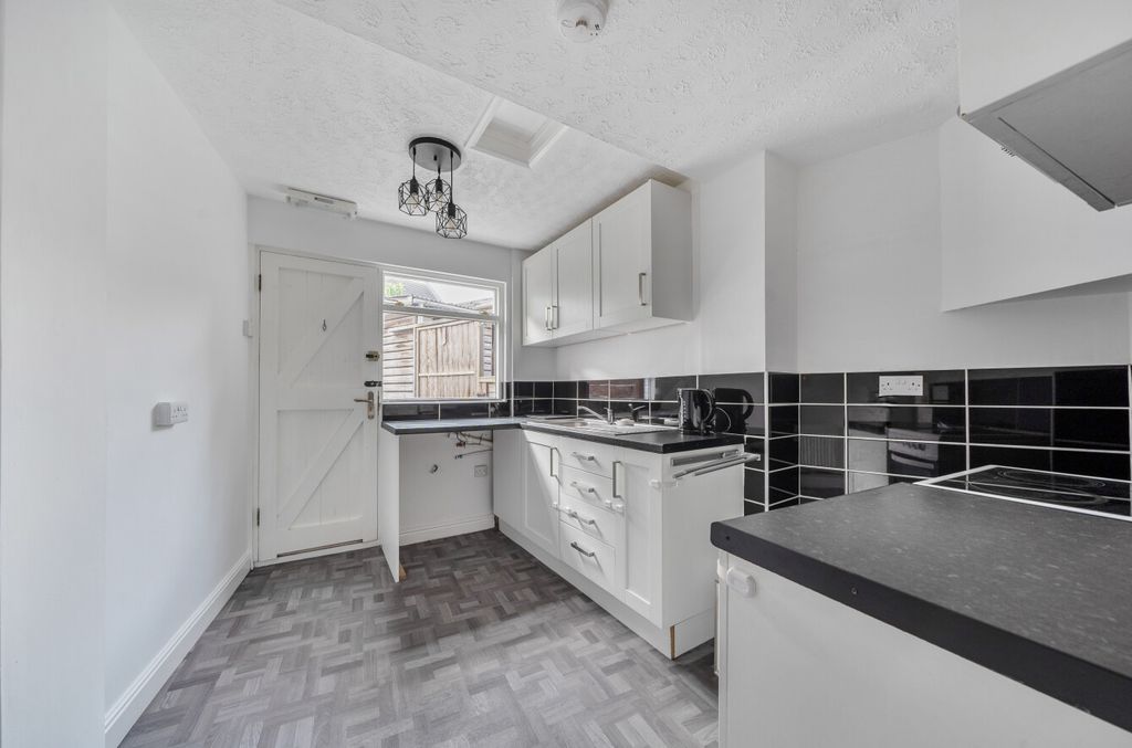 Property photo 2 of 22 1437364-12-69Cedd...