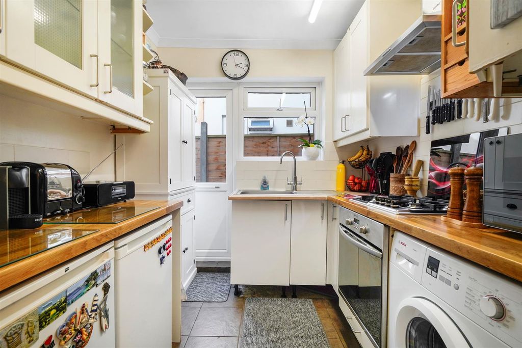 Property photo 2 of 11 Separte Fitted Kitchen