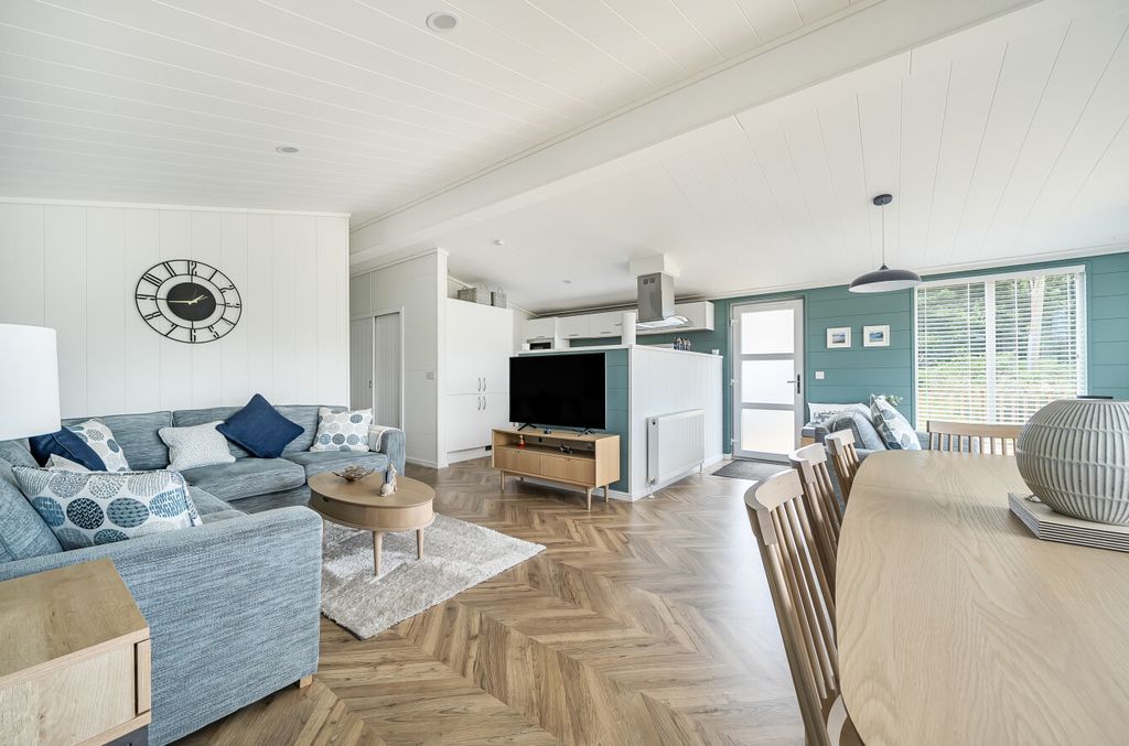 Property photo 2 of 21 2 - 1324170-10-6888dc...