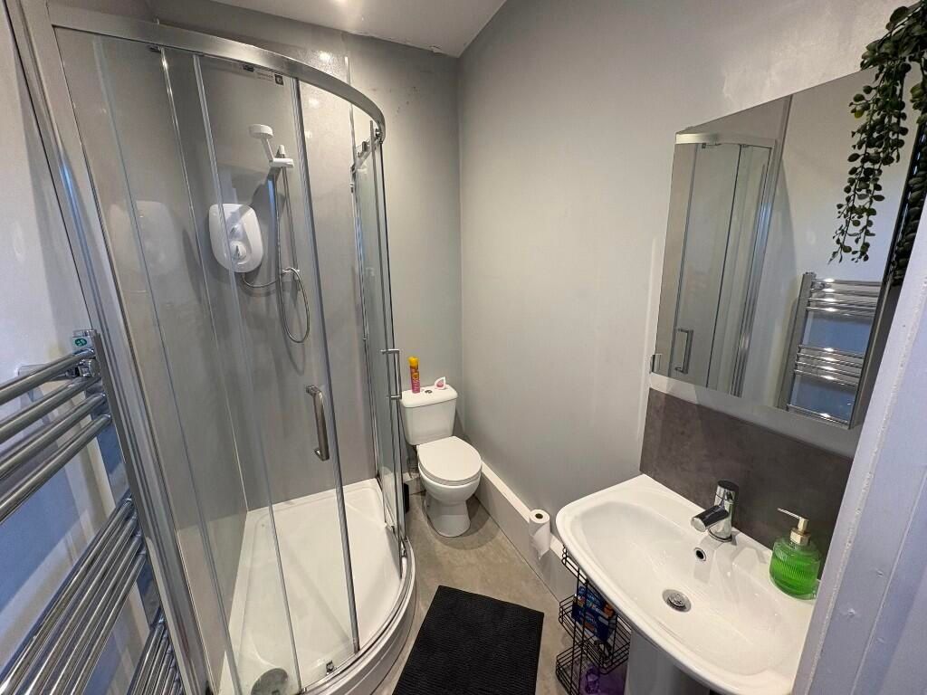 Property photo 3 of 11 A Modern And Well-Maintained Bathroom Suite Featur...