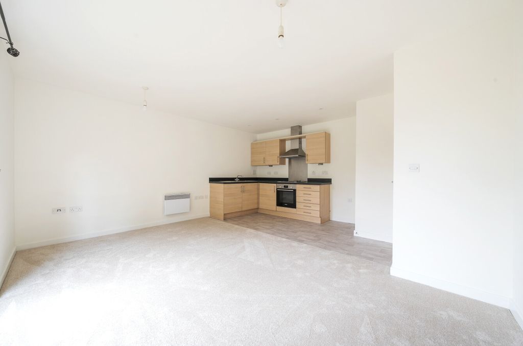 Property photo 3 of 8 1516209-15-6A9A87...
