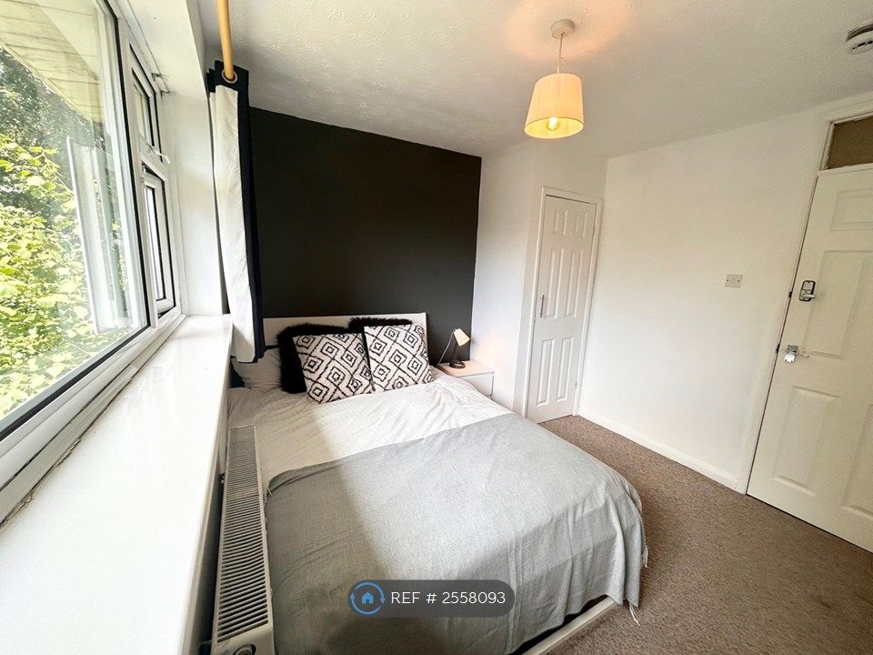 Property photo 1 of 7 Room 4