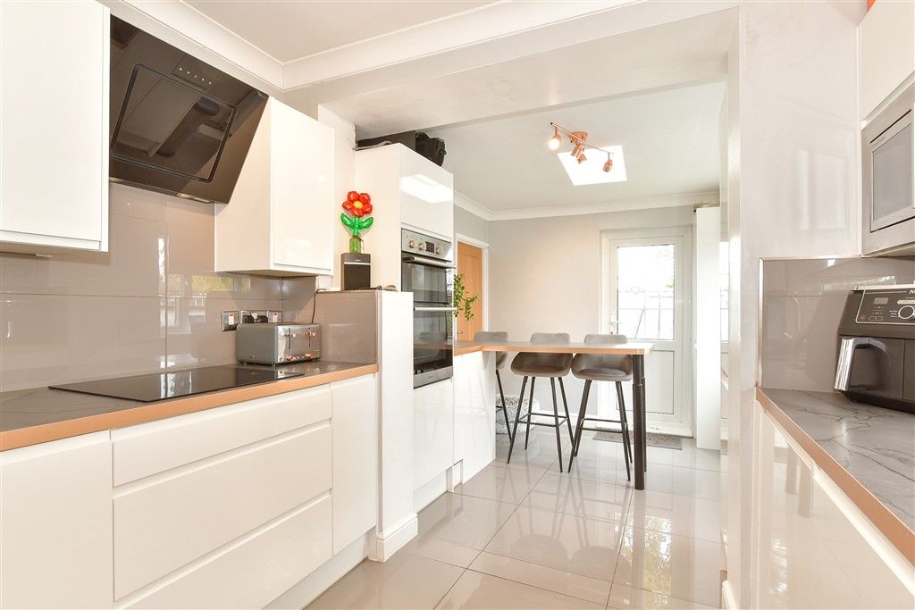 Property photo 3 of 11 Kitchen