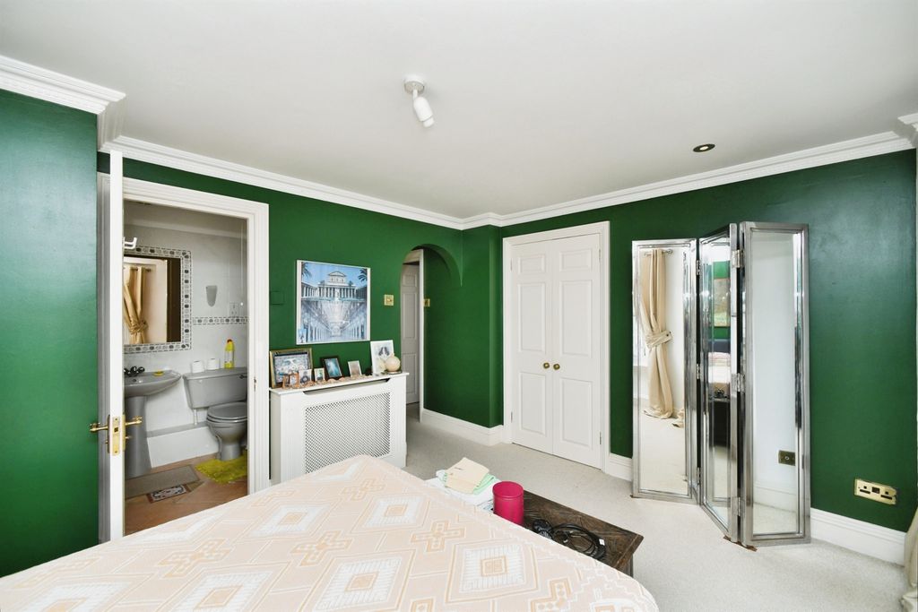 Property photo 2 of 18