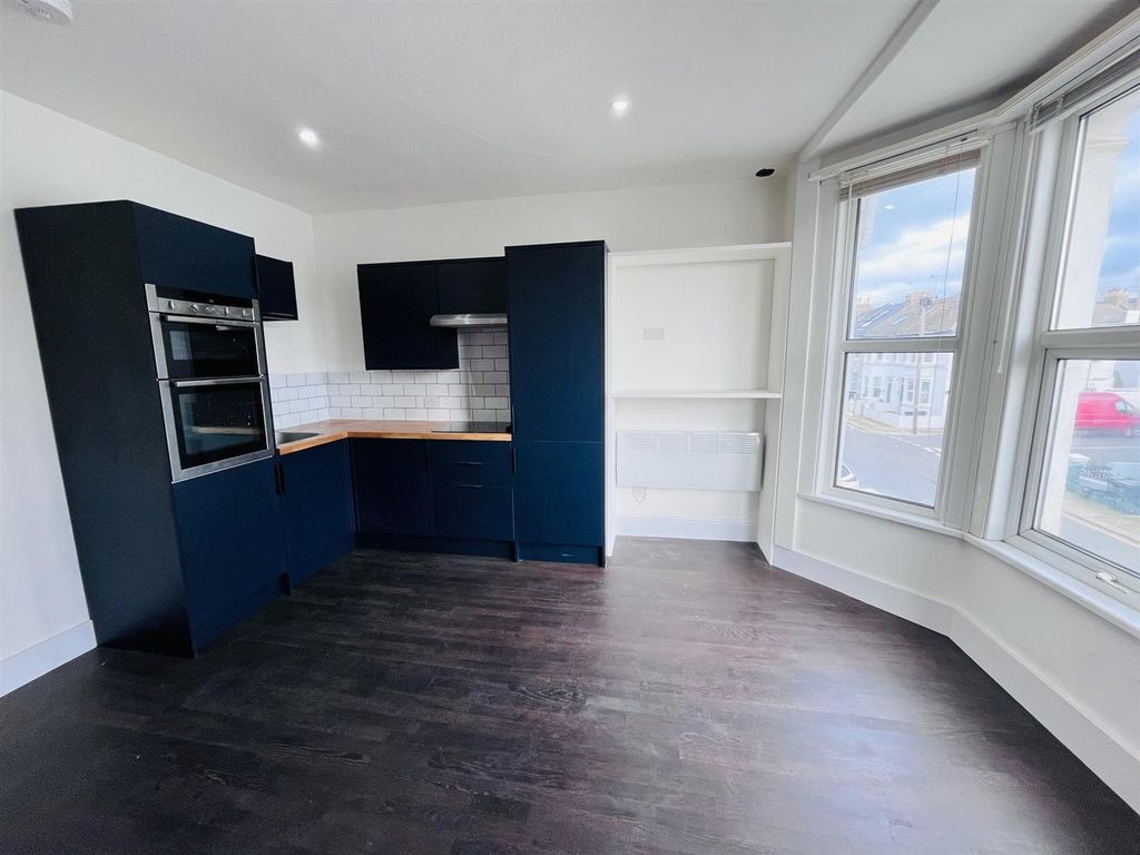 Property photo 2 of 8 Lounge Kitchen.Jpg