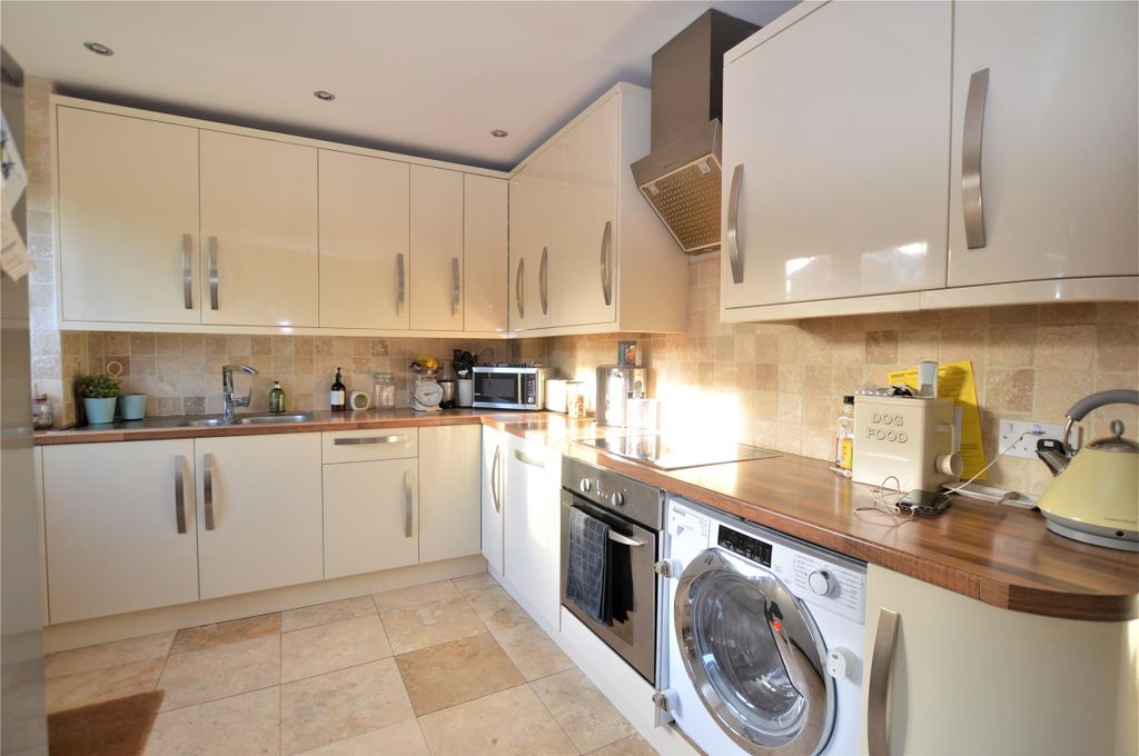 Property photo 3 of 19 Kitchen
