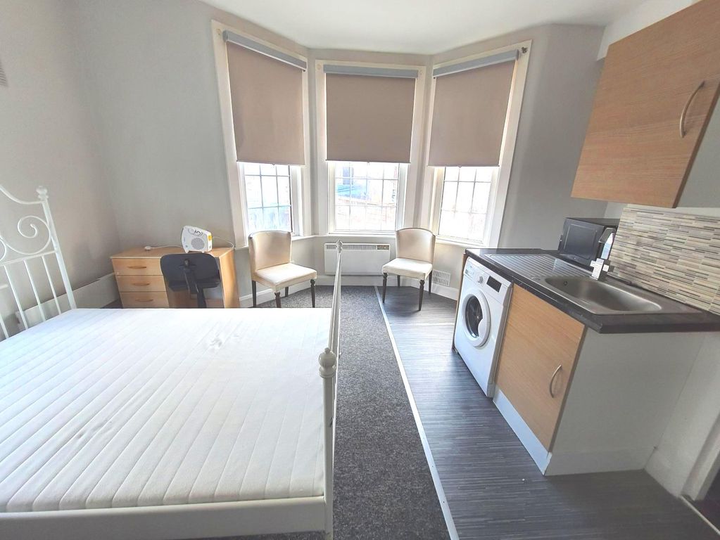 Property photo 1 of 10 Studio To Let Near Bruce Grove