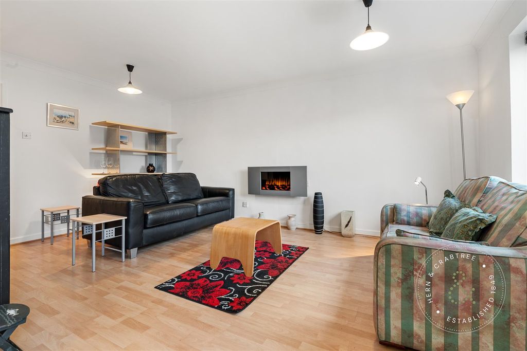 Property photo 3 of 27 Caernarfon Court, Pontcanna, Herncrabtree (13).Jpg
