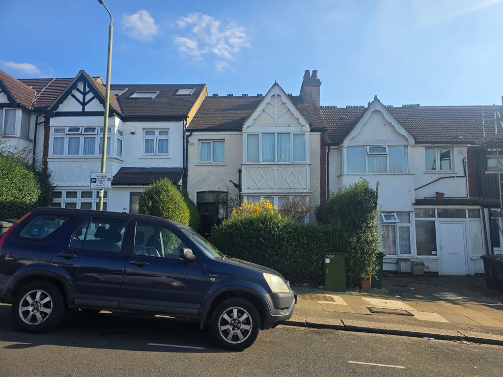 Property photo 1 of 5 Chain Free 2 Bed Flat With Regulated Tenant In Situ