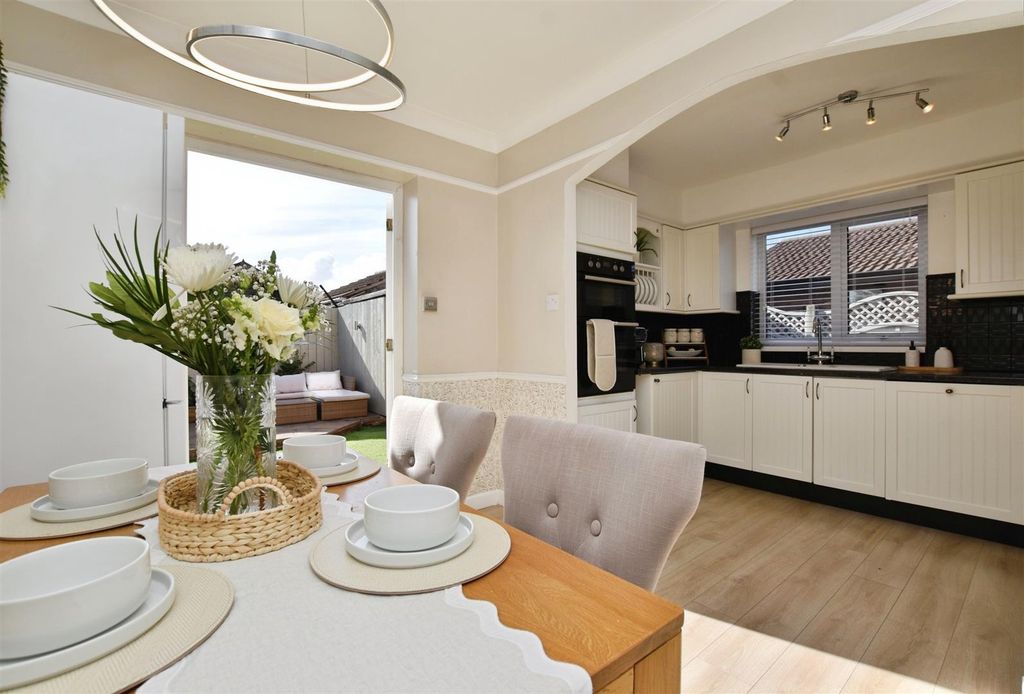 Property photo 3 of 20 98Ff0853-Dining 20Kit.Jpg