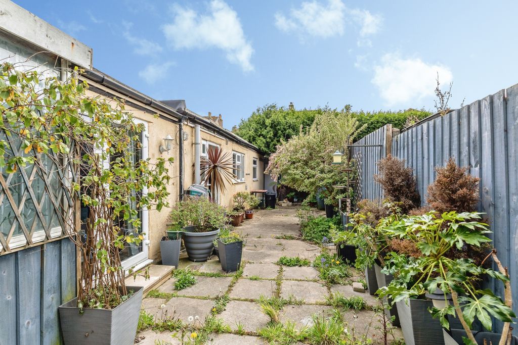 Property photo 3 of 20 Garden And Annex