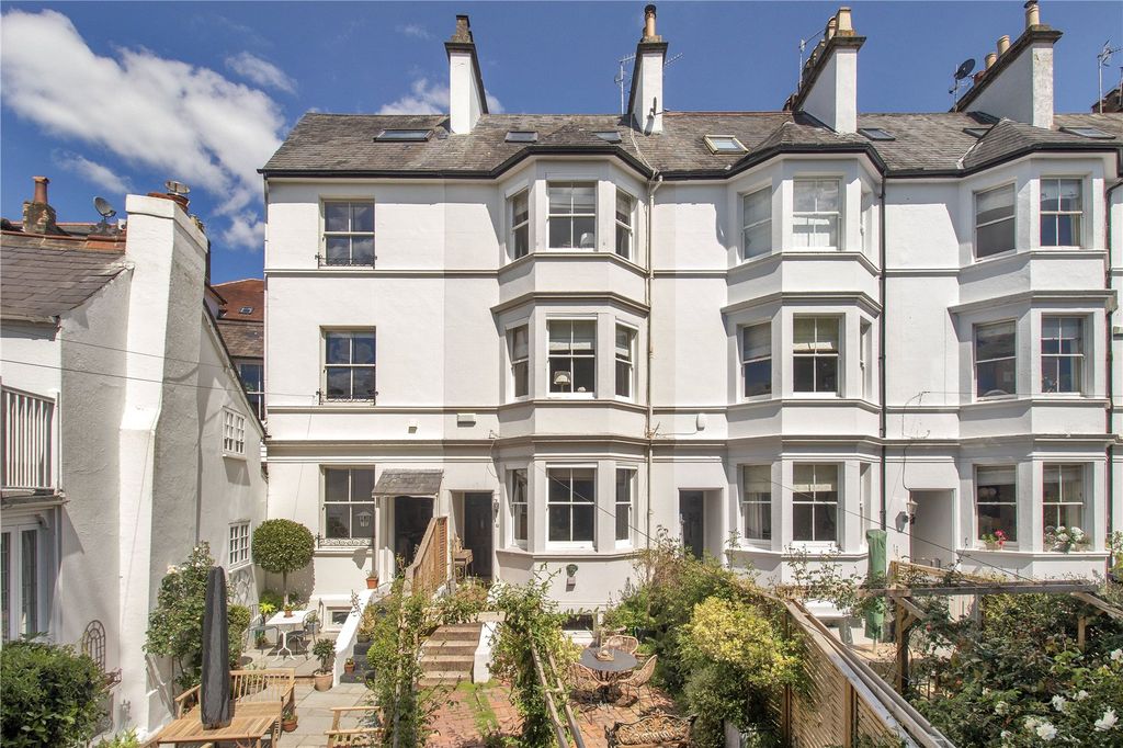 Property photo 1 of 18 12 Cumberland Walk