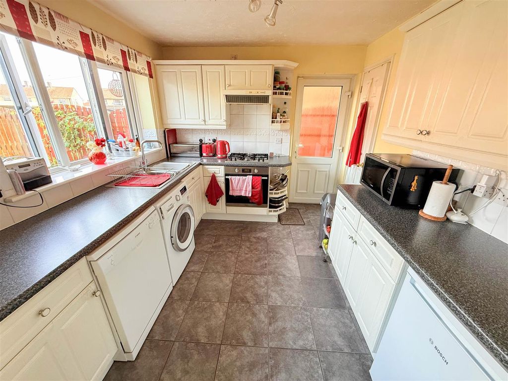Property photo 3 of 11 Kitchen