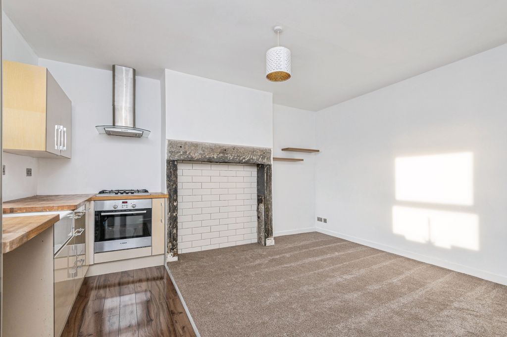 Property photo 2 of 12 Lounge / Kitchen