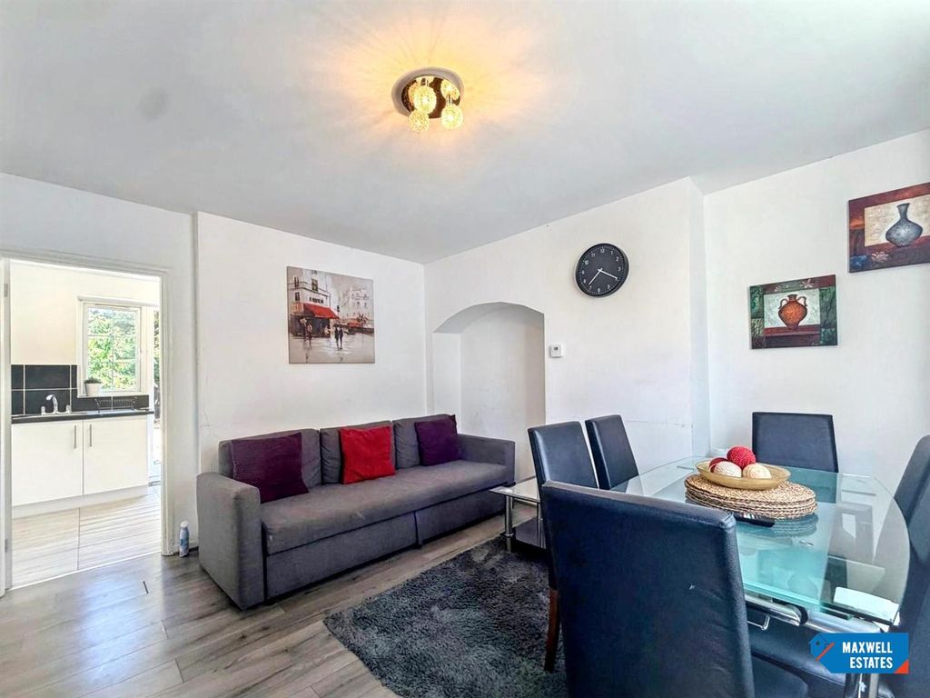 Property photo 2 of 13 Barnfield Rd 3.Jpg
