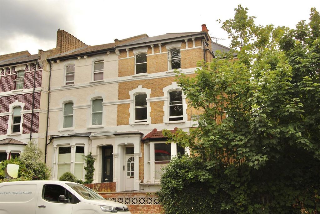 Property photo 1 of 15 Stoke Newington Common, N16