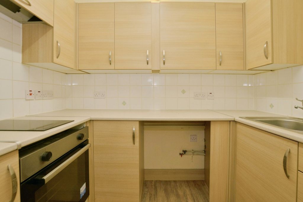 Property photo 3 of 9 Kitchen
