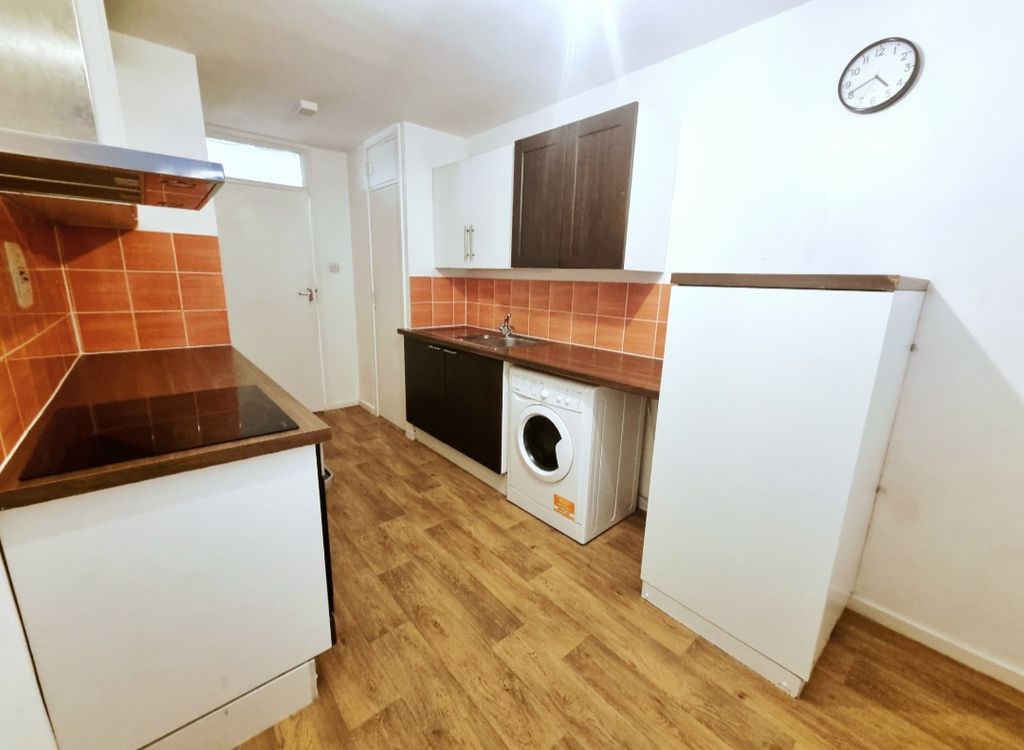 Property photo 3 of 7 Kitchen