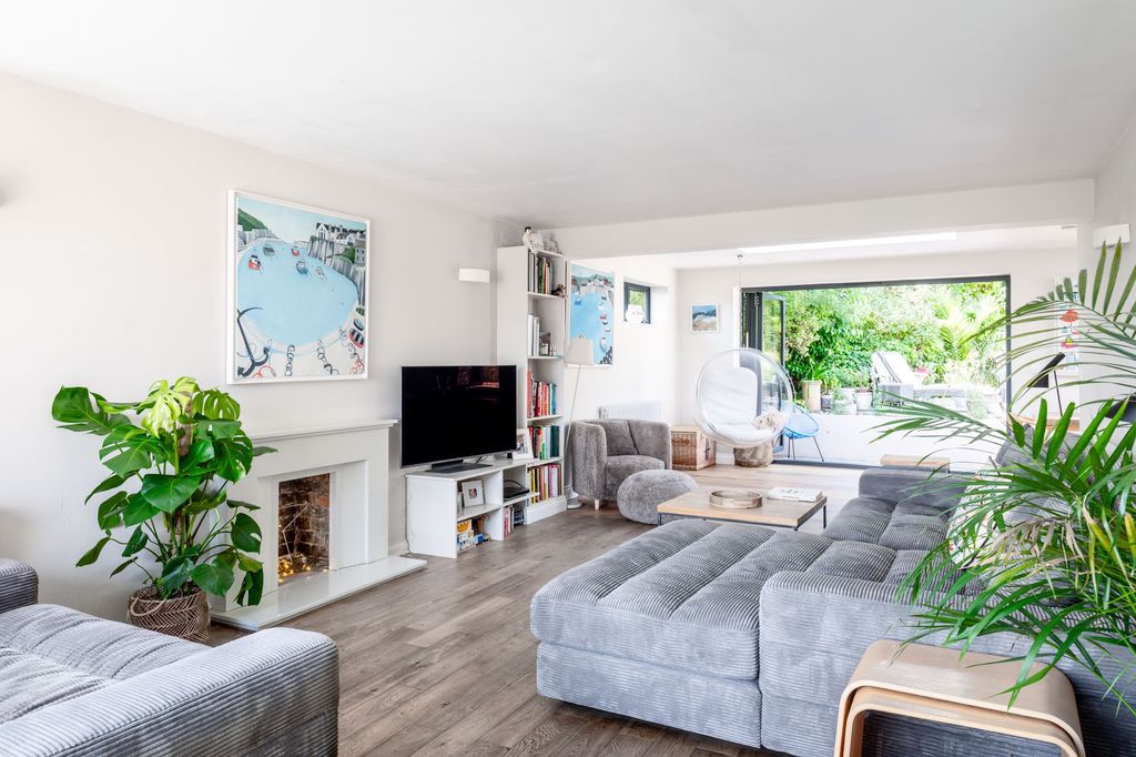 Property photo 3 of 24