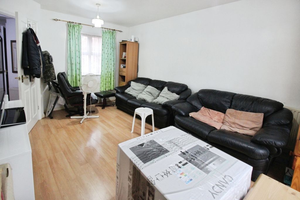 Property photo 3 of 13 Pbox-Living_Room-341820.Jpg