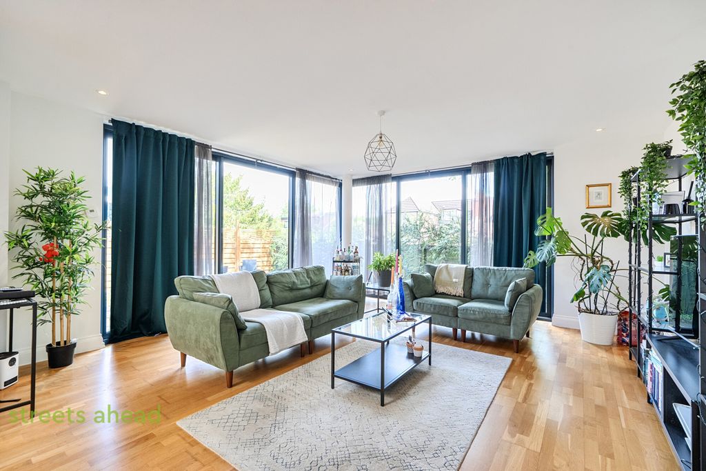 Property photo 1 of 16 4776B7Ed-40cc-4E0...