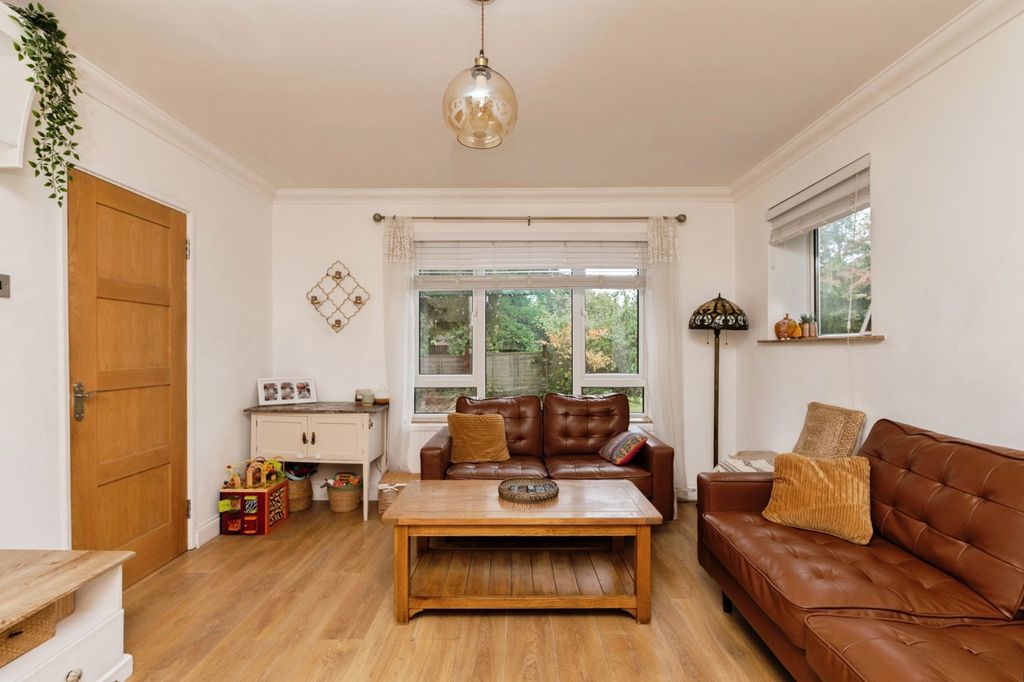 Property photo 2 of 17 Lounge