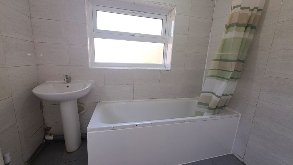 Property photo 3 of 8 Bathroom 1.1