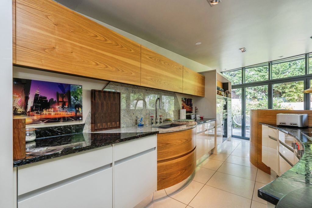 Property photo 3 of 18 Kitchen