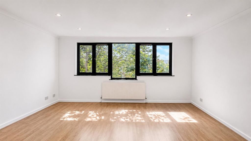 Property photo 2 of 18 Manchester Rd, E14 (Massive House) For Sale By Bar