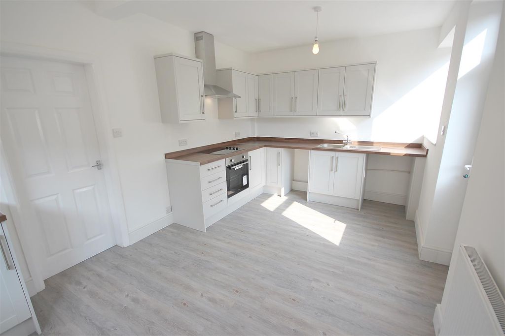 Property photo 2 of 12 Dining Kitchen