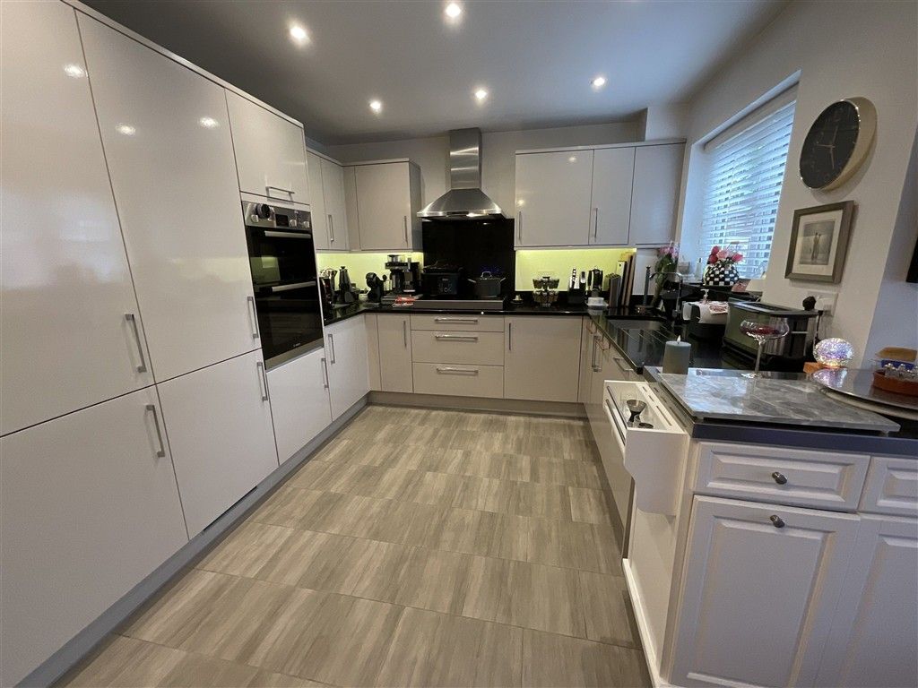 Property photo 3 of 9 Kitchen