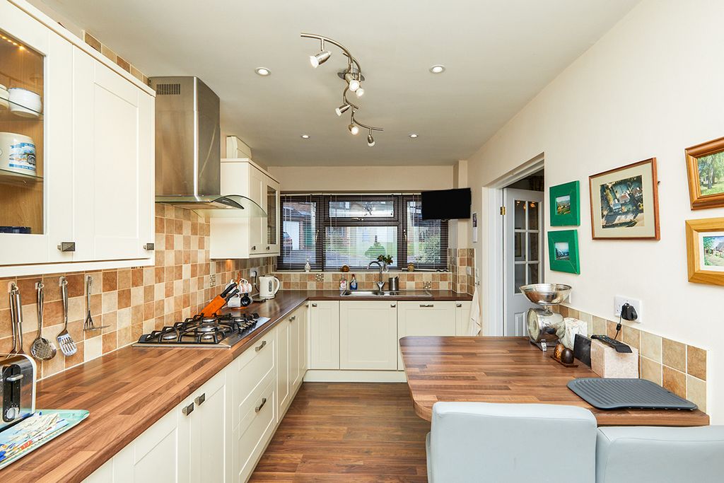 Property photo 3 of 11 Kitchen