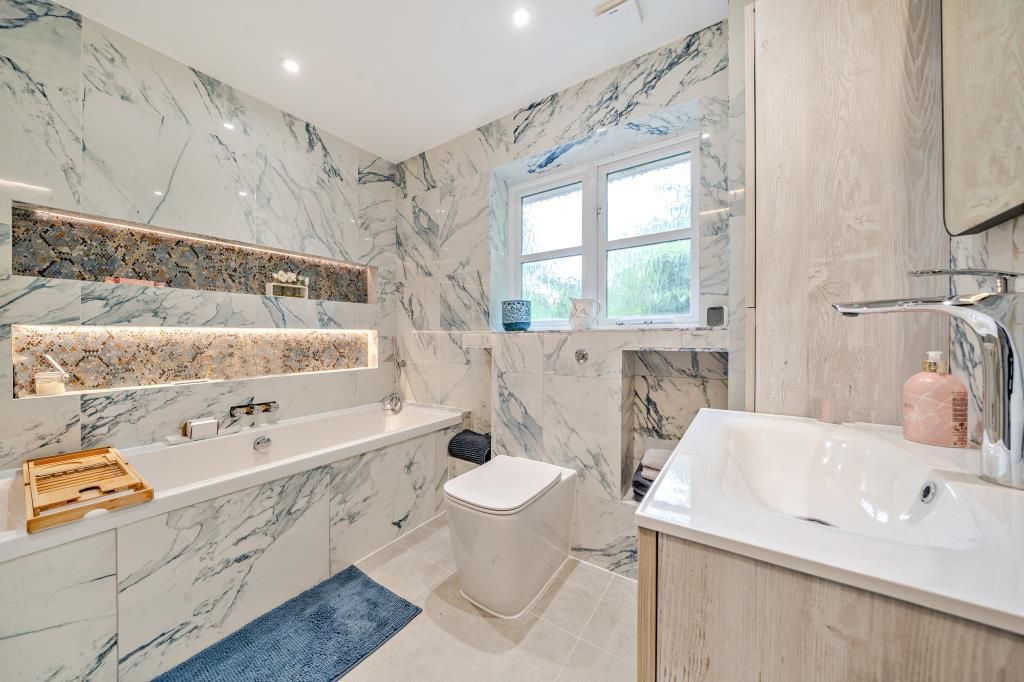 Property photo 2 of 21 Bathroom