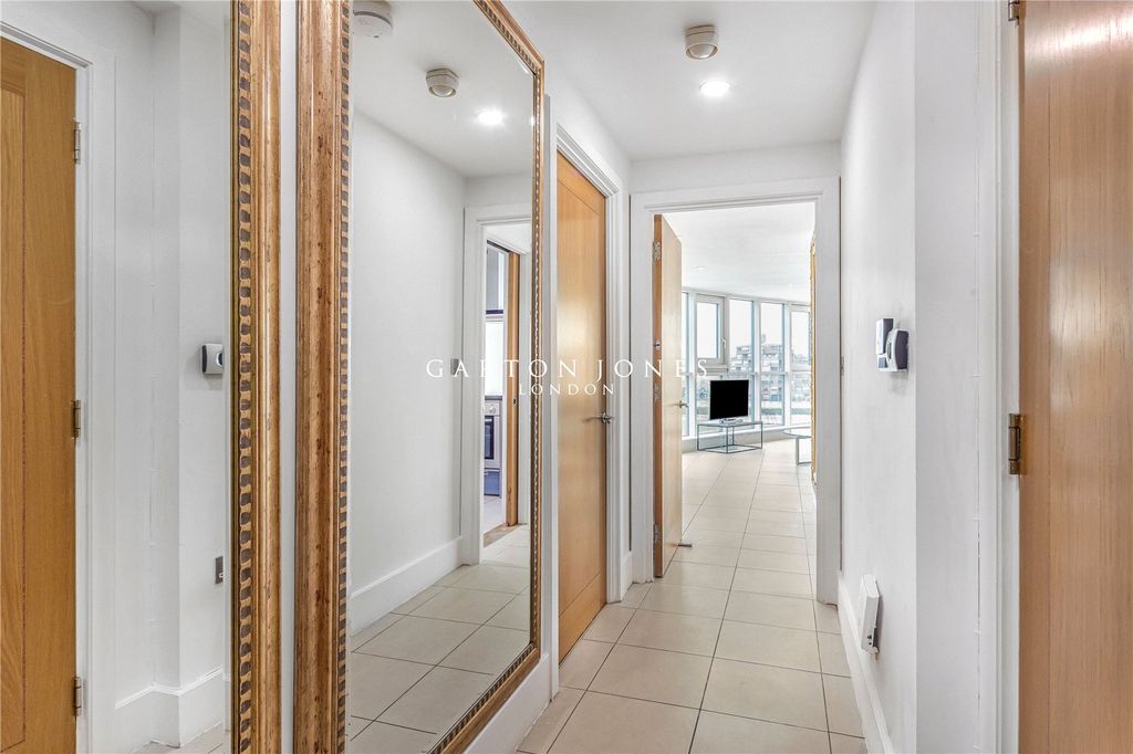 Property photo 2 of 16 Hallway