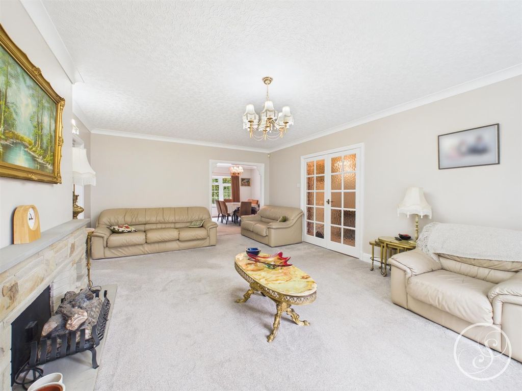 Property photo 3 of 17 Living Room