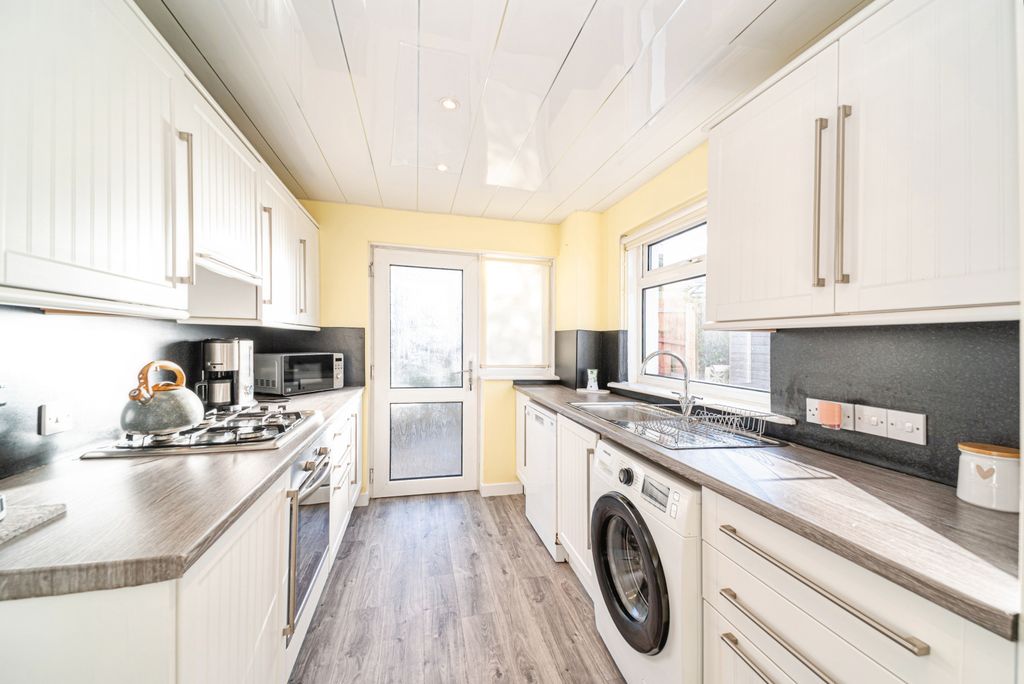 Property photo 1 of 18 Kitchen