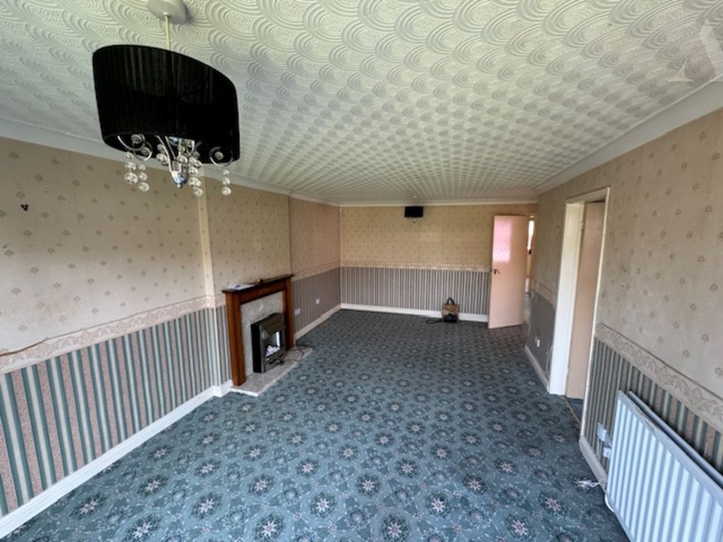 Property photo 2 of 9 25 Kington Way Lounge