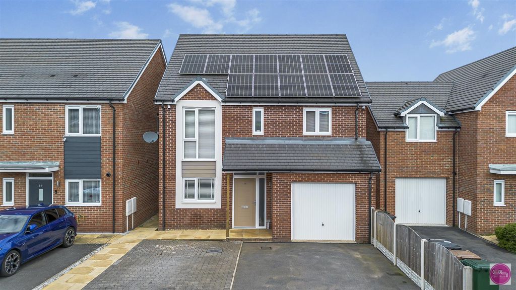 Property photo 1 of 33 Lamplight Way, Castle Gresley (1).Jpg