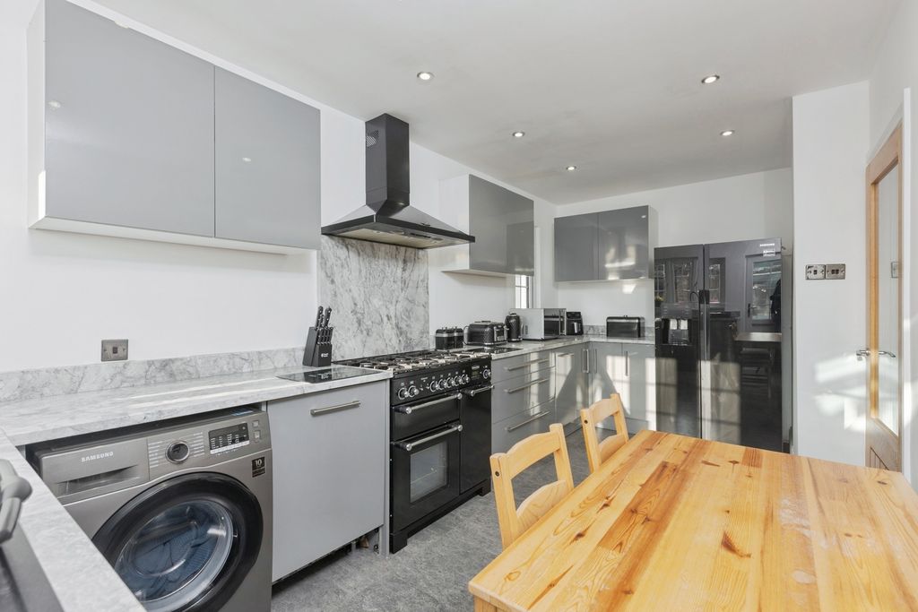 Property photo 2 of 17 Kitchen