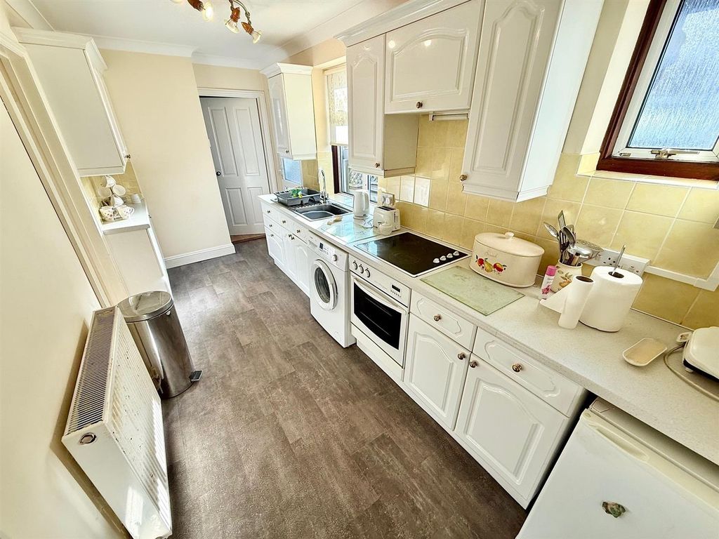 Property photo 2 of 9 Kitchen